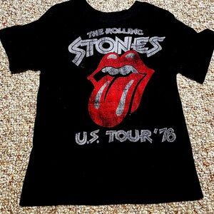 Unisex short sleeve tshirt. 4T. Slightly worn. Good condition.